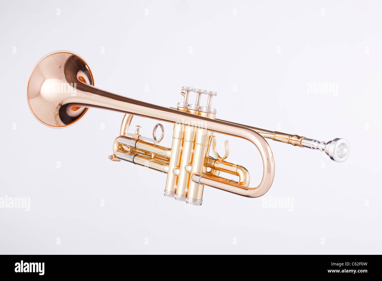 Une trompette d'or isolés contre un fond blanc dans le format horizontal  Photo Stock - Alamy