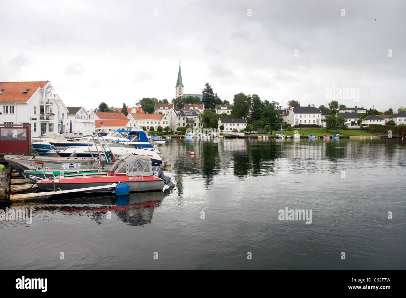 Lillesand Norvège Village Church & harbour waterfront Banque D'Images