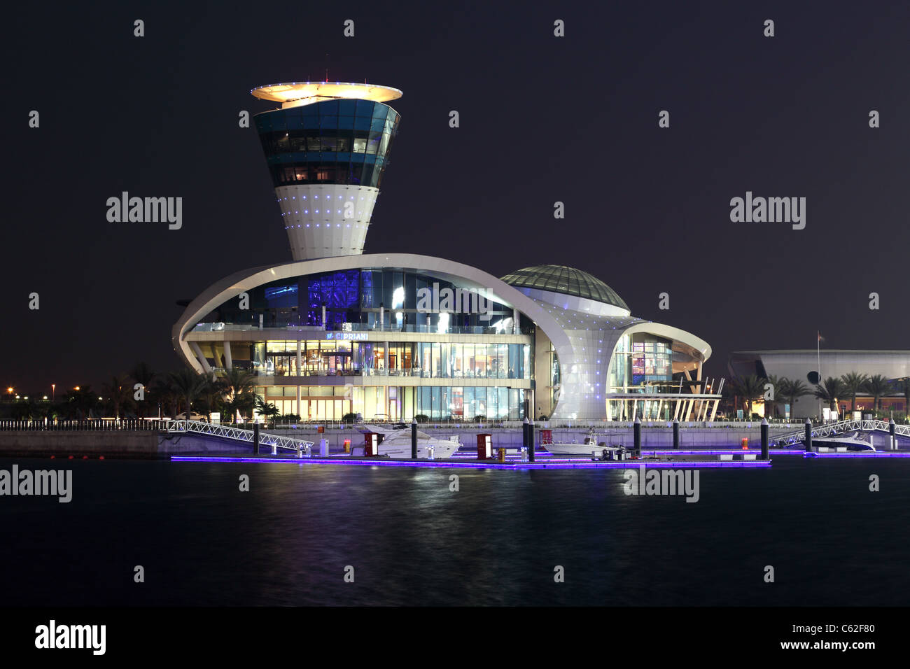 Yas Marina illuminé la nuit, Abu Dhabi Emirats Arabes Unis. Banque D'Images