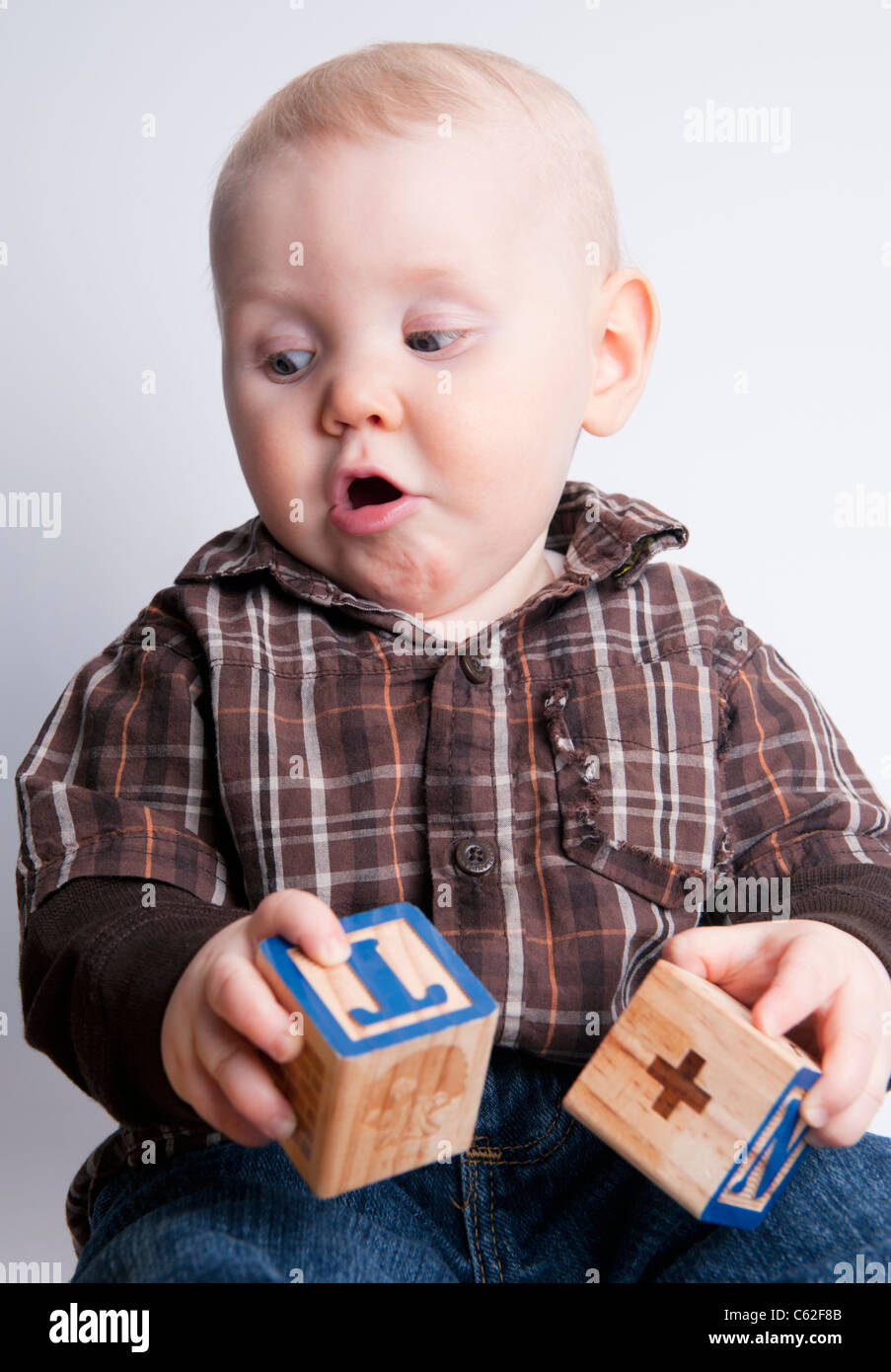Bébé garçon de 9 mois, en jouant avec les blocs d'apprentissage. Banque D'Images