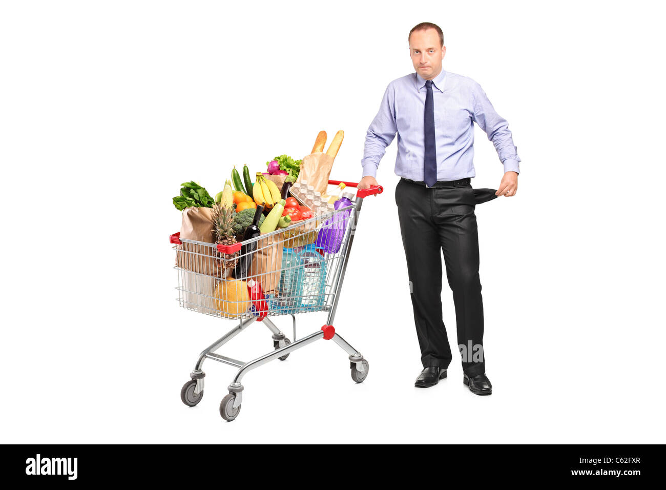 Faillite homme tenant un panier et des gestes pas plus d'argent Banque D'Images