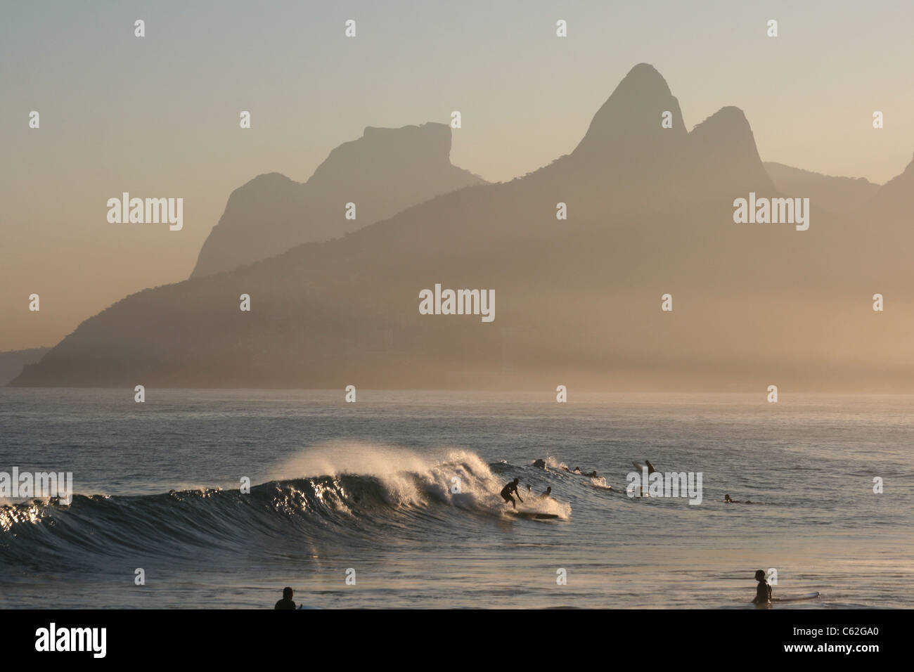 Surfeurs de coucher du soleil à Arpoador Beach, Rio de Janeiro, Brésil Banque D'Images