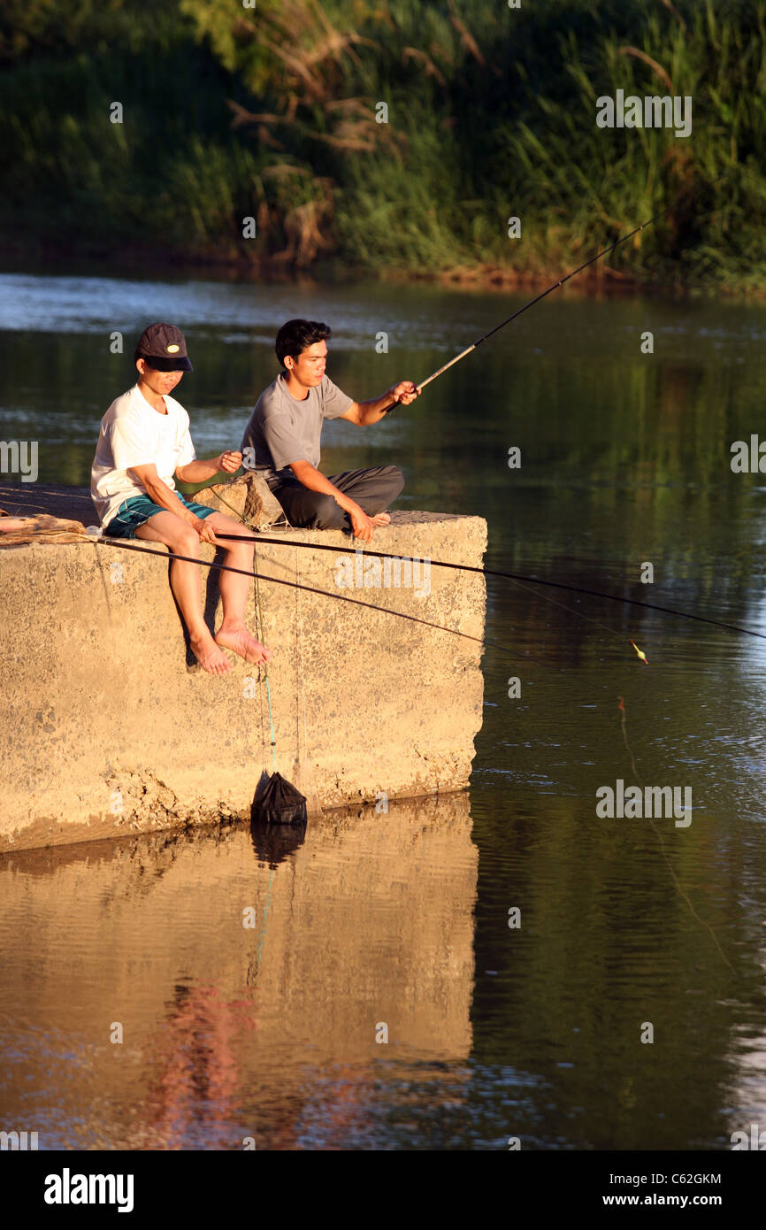 Les gens de la pêche sur la rivière Dak bla. Kon Tum, Vietnam, Asie du Sud-Est, Asie Banque D'Images
