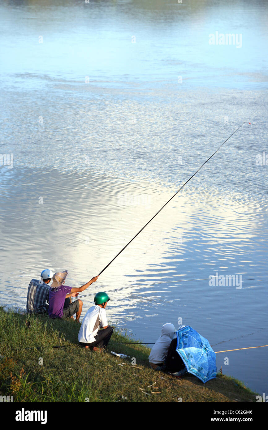 Les gens de la pêche sur la rivière Dak bla. Kon Tum, au Vietnam, en Asie du Sud-Est, l'Asie Banque D'Images