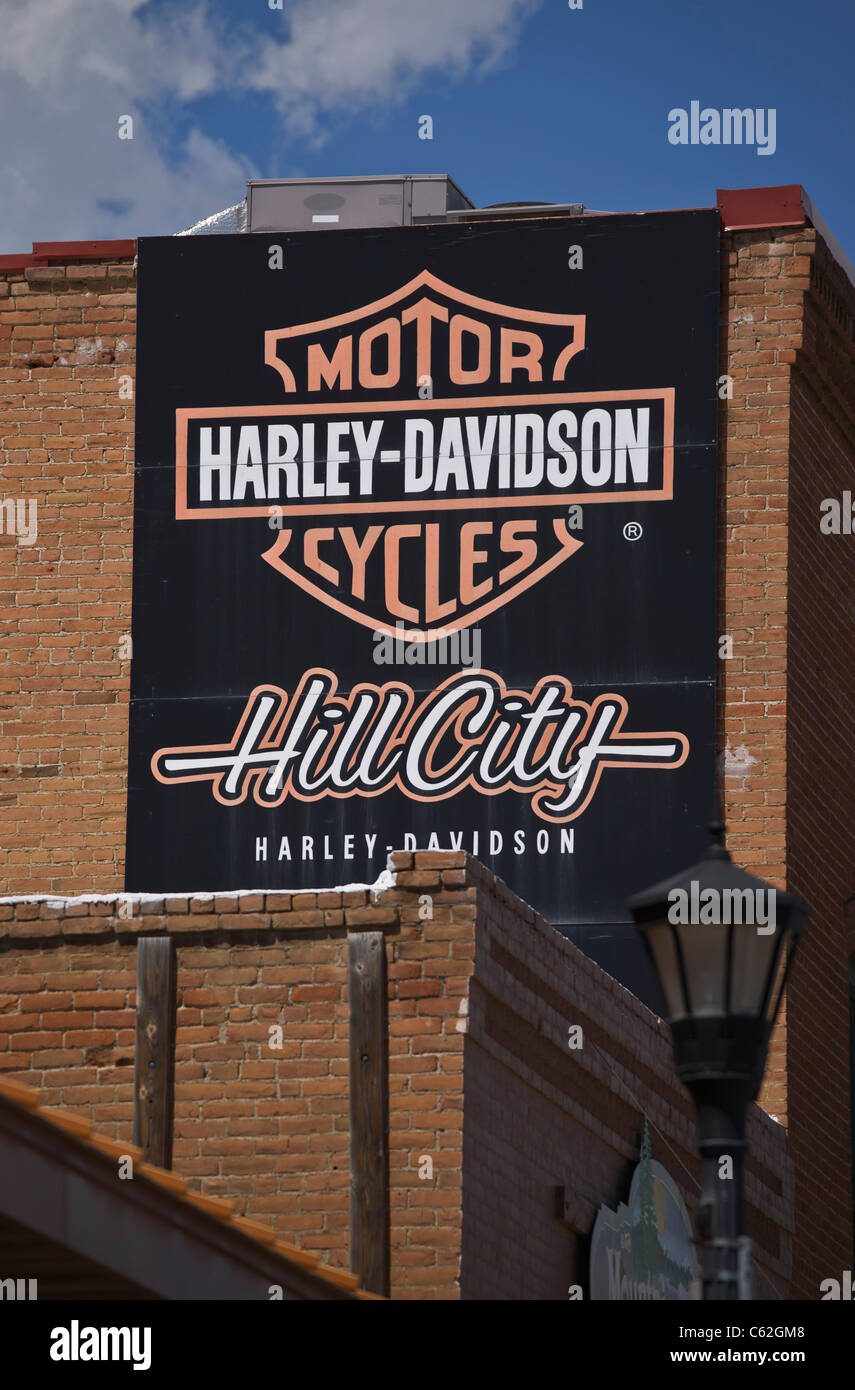 Grande Harley Davidson Motorcycles signe sur un mur de bâtiment de briques à Hill City dans Black Hills South Dakota USA US personne vertical haute résolution Banque D'Images