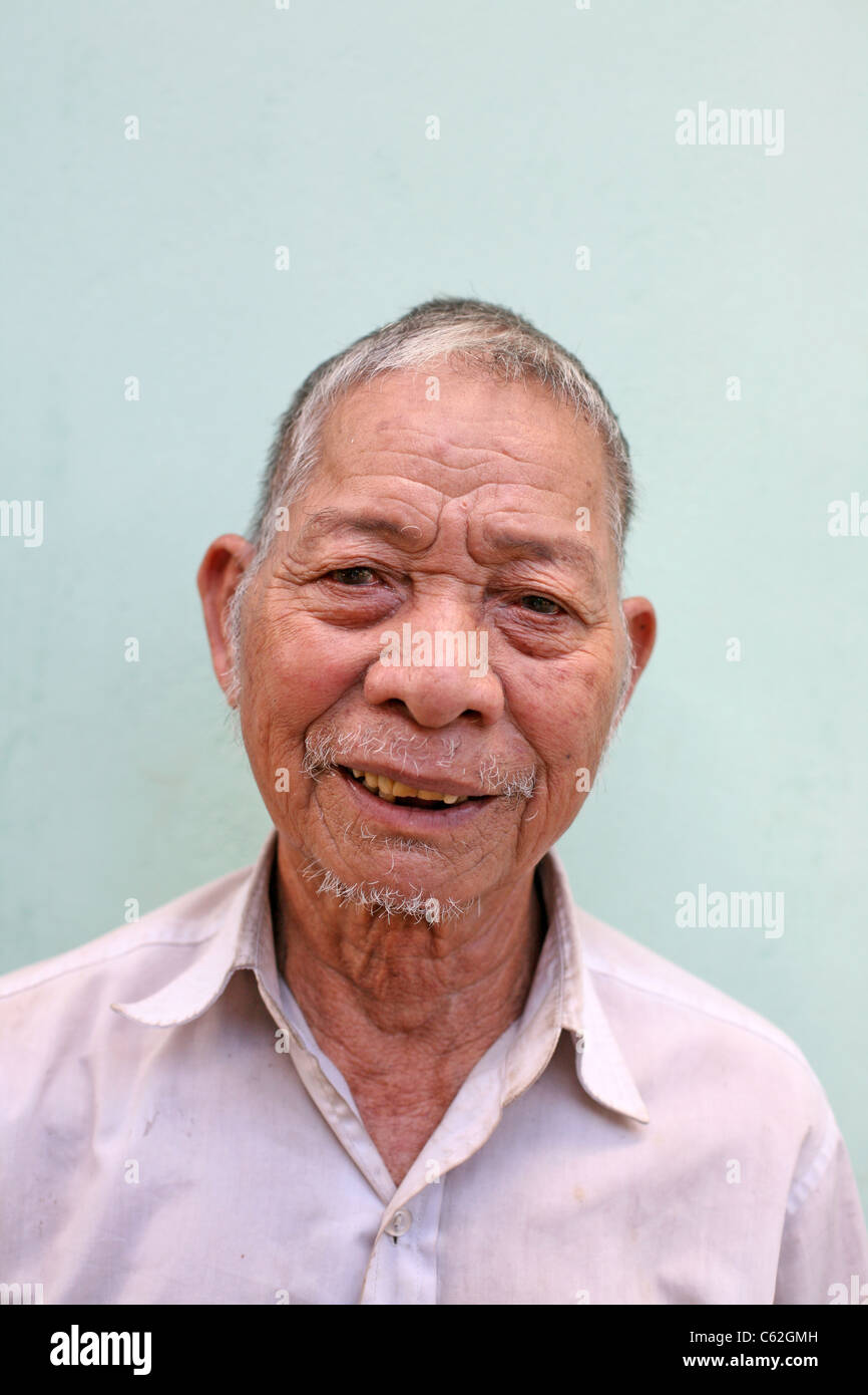 Portrait de l'homme vietnamiens anciens, Kon Tum, Kon Tum, Vietnam, Asie du Sud-Est, Asie Banque D'Images