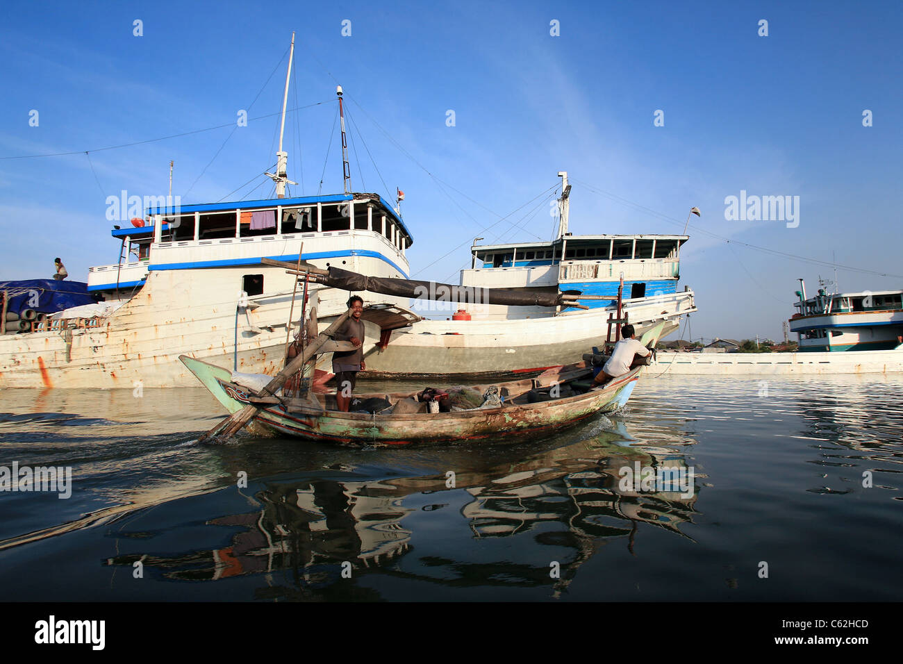 Moteur de pêcheurs en bois au cours des goélettes Sunda Kelapa à Jakarta, historiquement connu sous le nom de Batavia. Jakarta, Java, Indonésie Banque D'Images