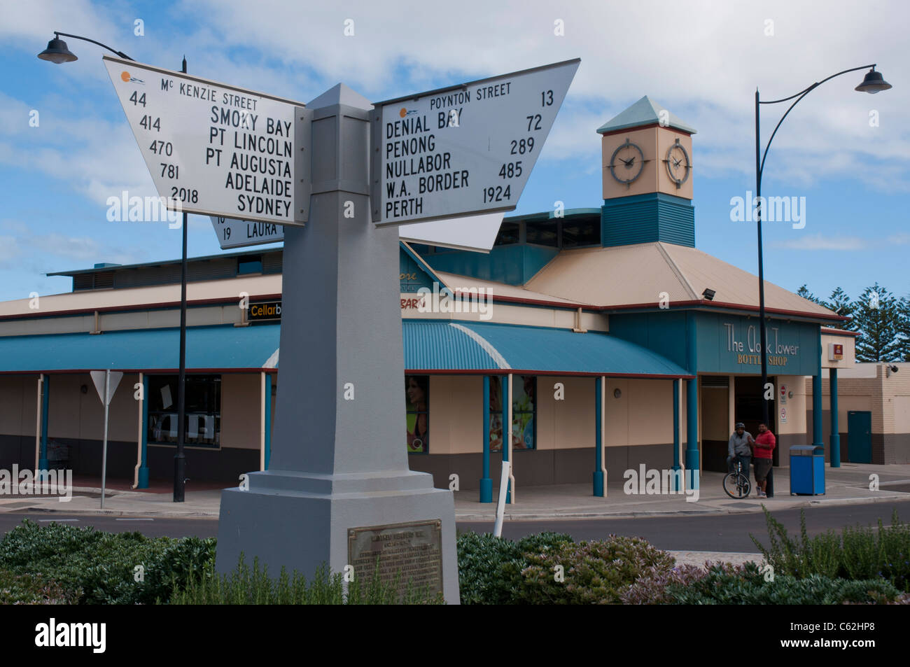 Panneau routier Ceduna Australie du Sud l'affichage des distances d'Eucla en Australie du Sud à mi-chemin entre Sydney et Perth Banque D'Images