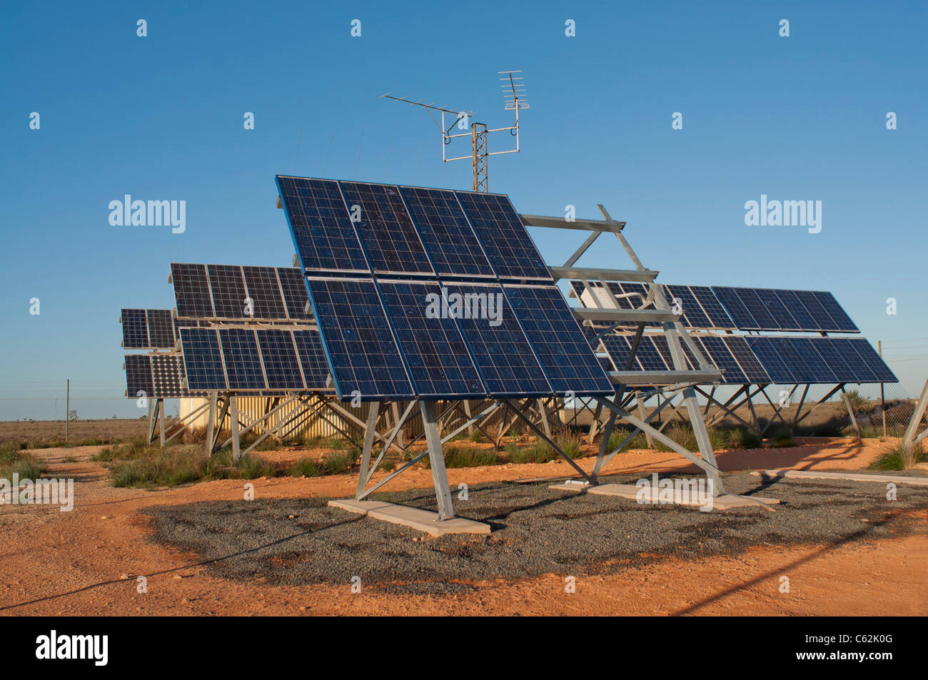 Les panneaux solaires utilisés pour alimenter des relais téléphoniques dans l'outback australien Banque D'Images