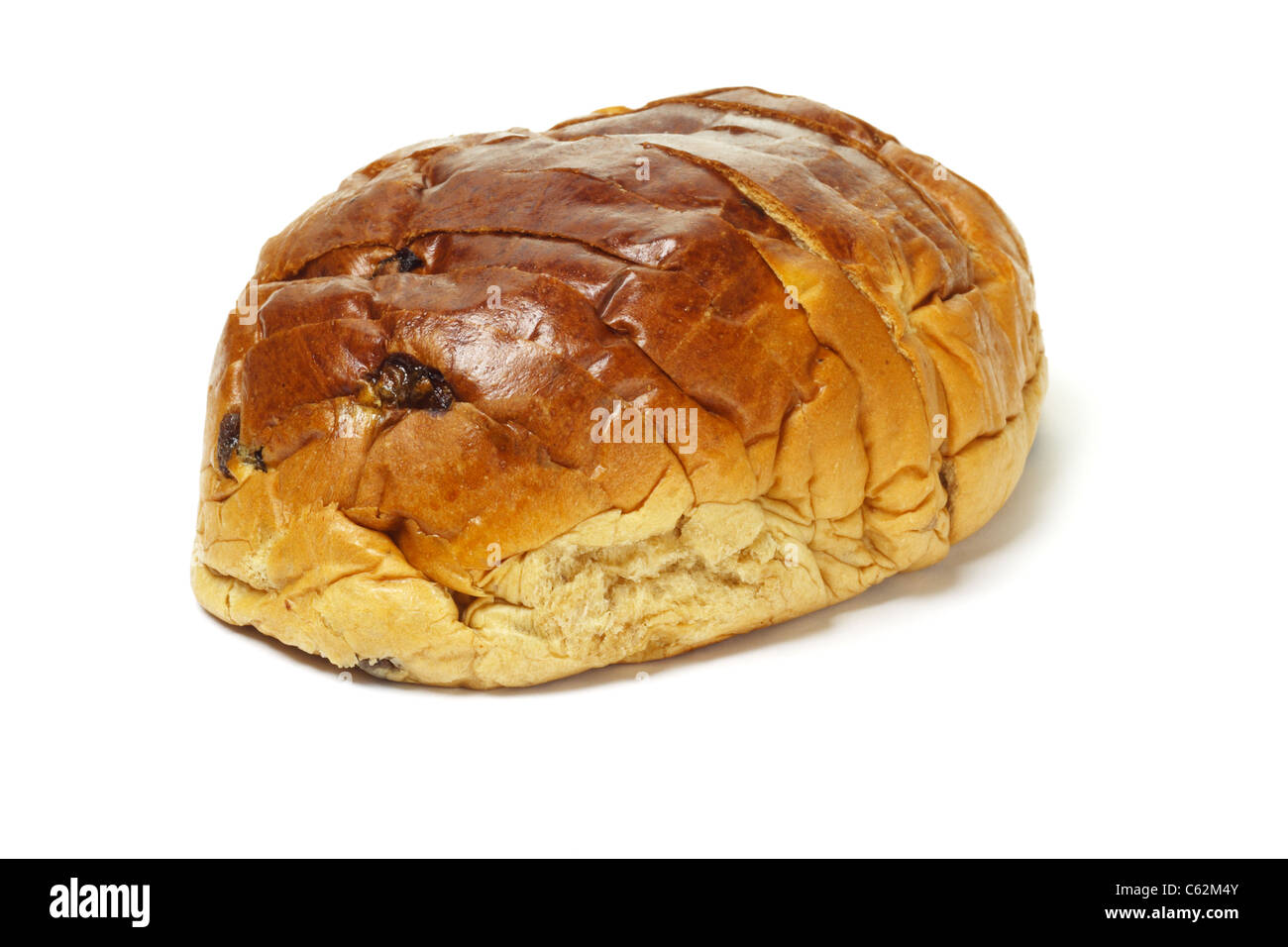 Miche de pain aux raisins tranchés sur fond blanc Banque D'Images