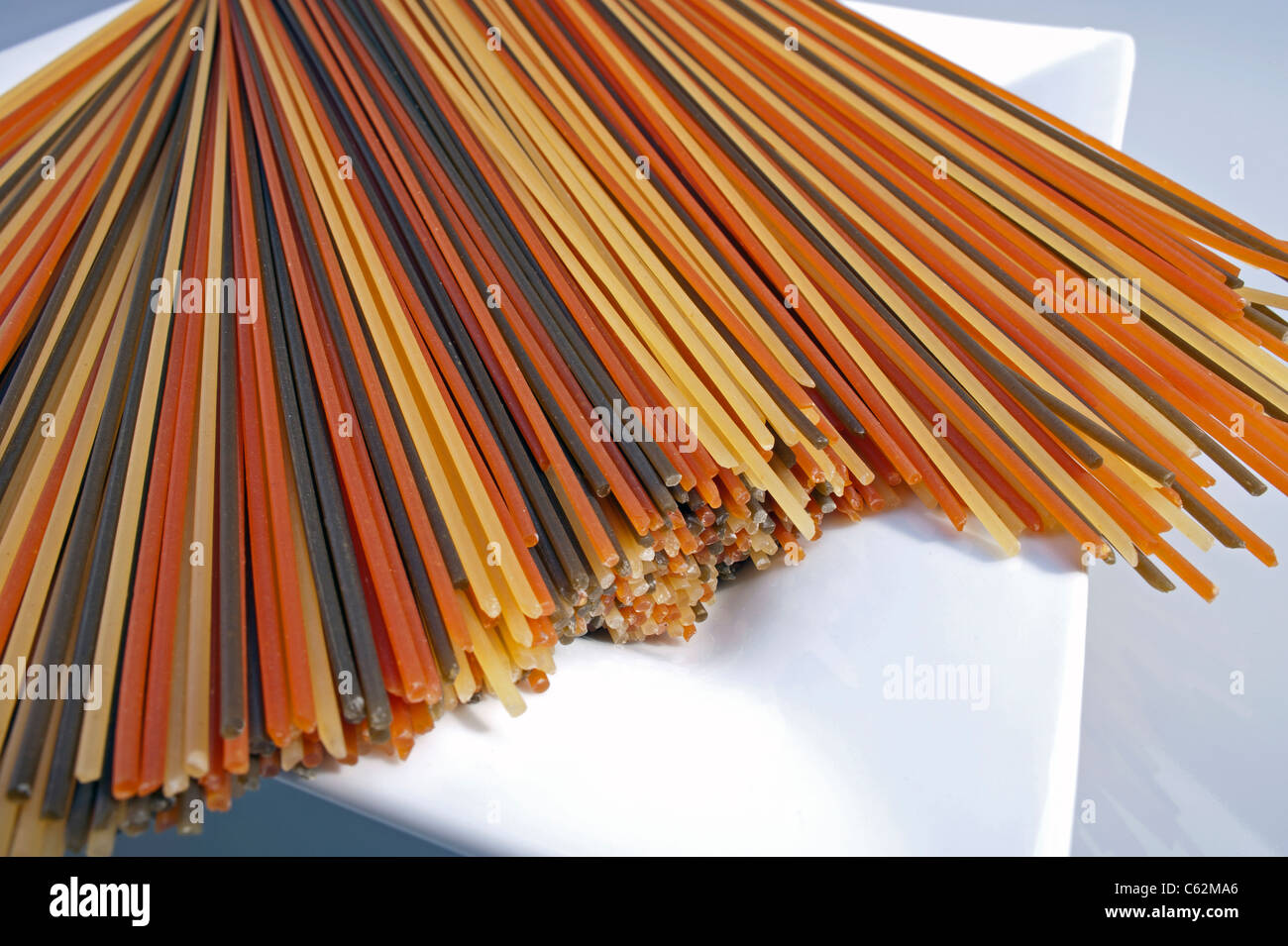 Spaghettis, pâtes de couleur Banque D'Images