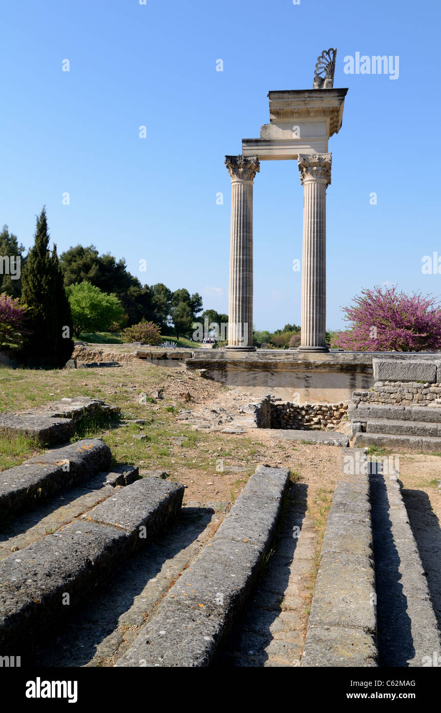 Temple romain et de colonnes à la ville romaine en ruine ou la ville de Glanum, près de Saint-Rémy-de-Provence, Provence, France Banque D'Images