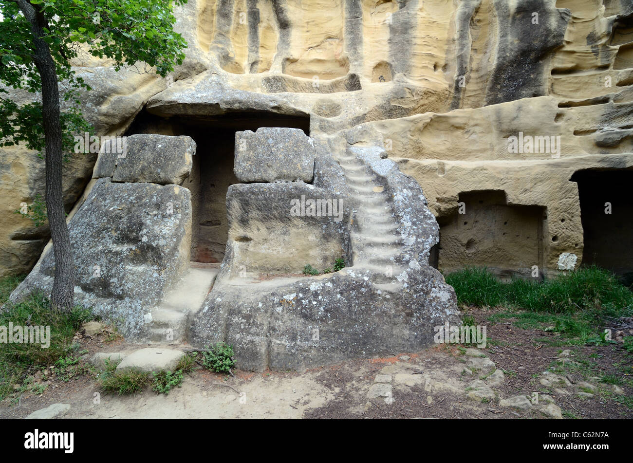 Maison troglodyte ou grotte avec escalier de rocher jusqu'au premier étage, Grottes de Calès, Lamanon, Provence, France Banque D'Images