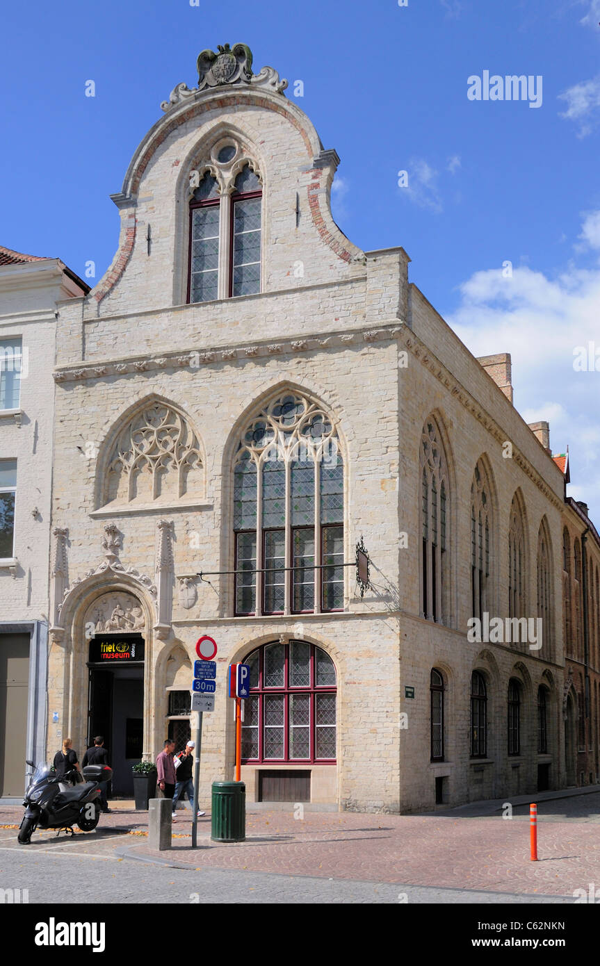 Bruges / Brugge, Flandre, Belgique. Genuese Loge (1399) à 33 Vlamingstraat. Contient maintenant la puce Museum (frites = friets) Banque D'Images