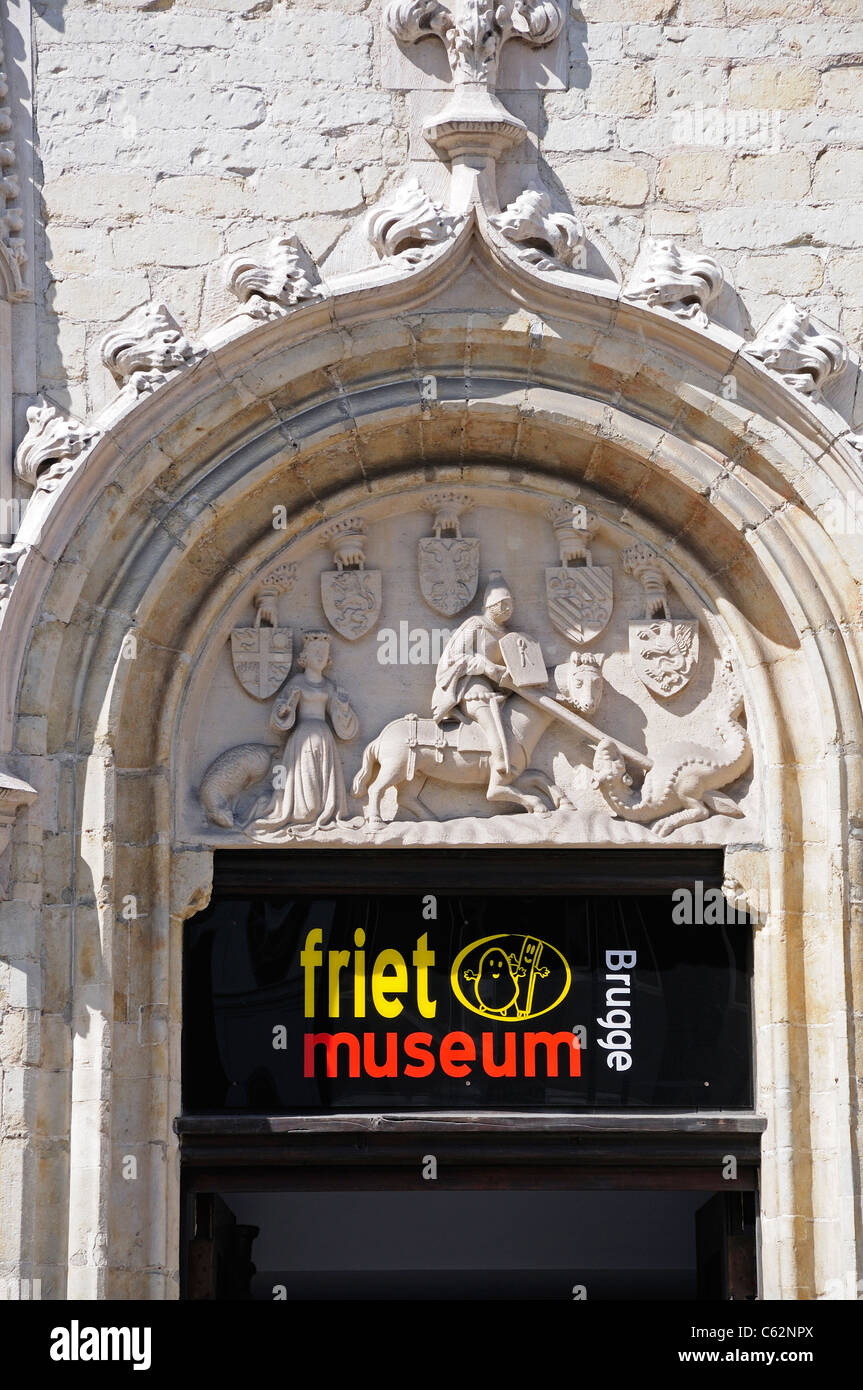 Bruges / Brugge, Flandre, Belgique. Genuese Loge (1399) à 33 Vlamingstraat. Contient maintenant la puce Museum (frites = friets) Banque D'Images