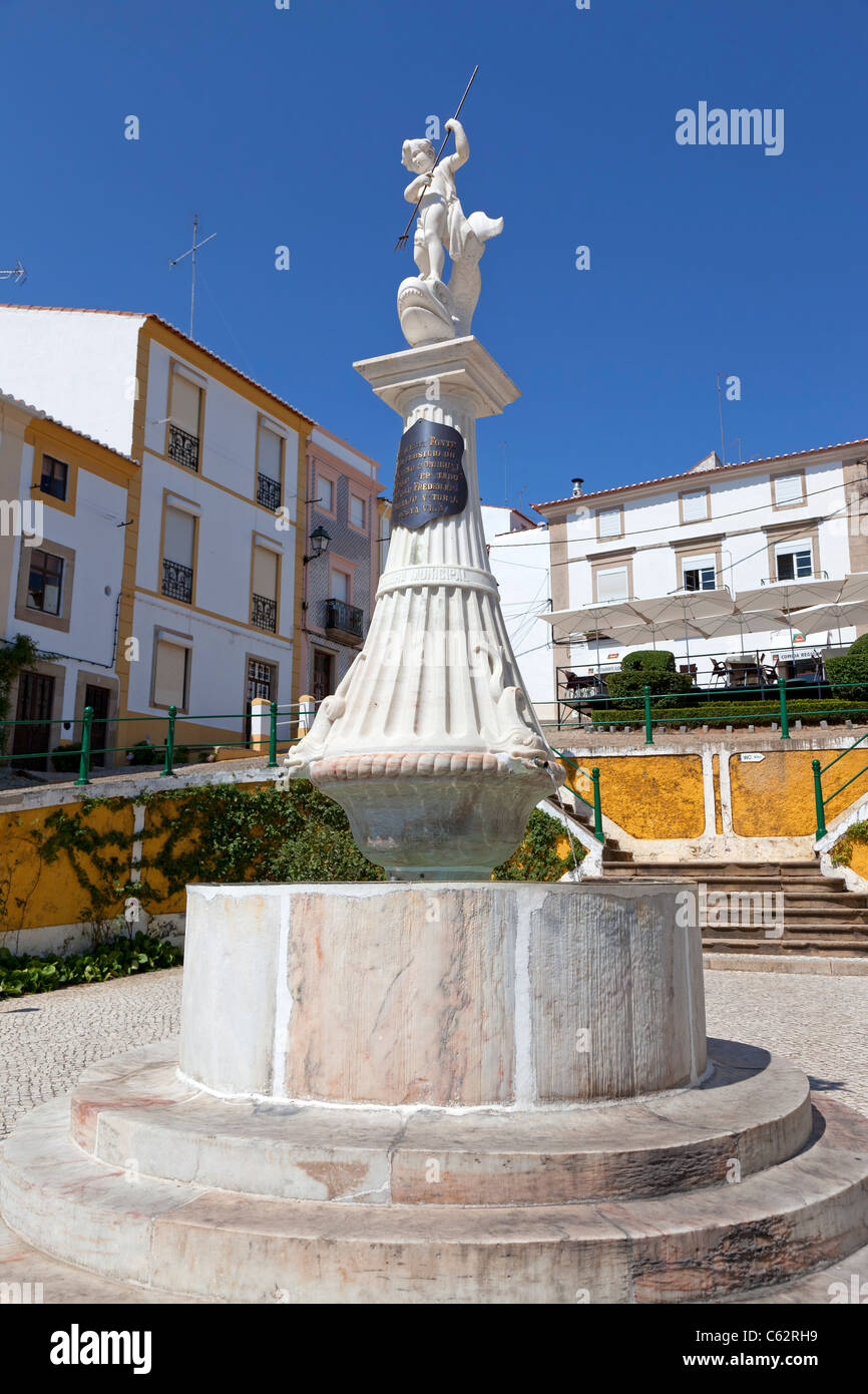 Montorinho Fontaine en Mártires da República Square, Castelo de Vide, Portugal. Fontaine du 19e siècle. Banque D'Images