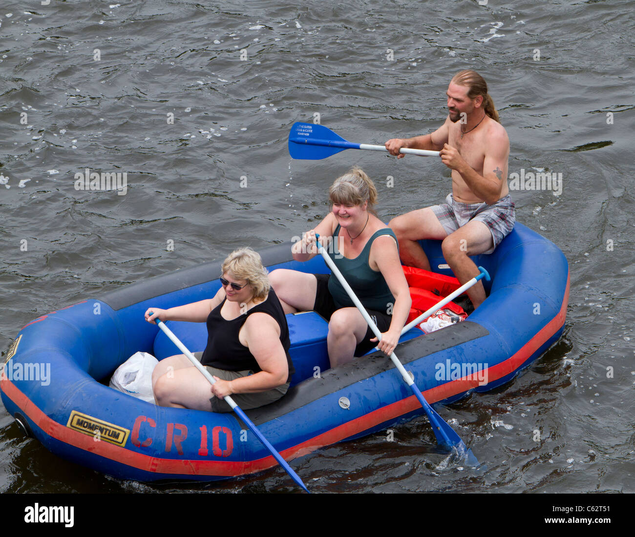 River Rafting deux grosses femmes obèses et un homme mince en radeau de caoutchouc. Banque D'Images