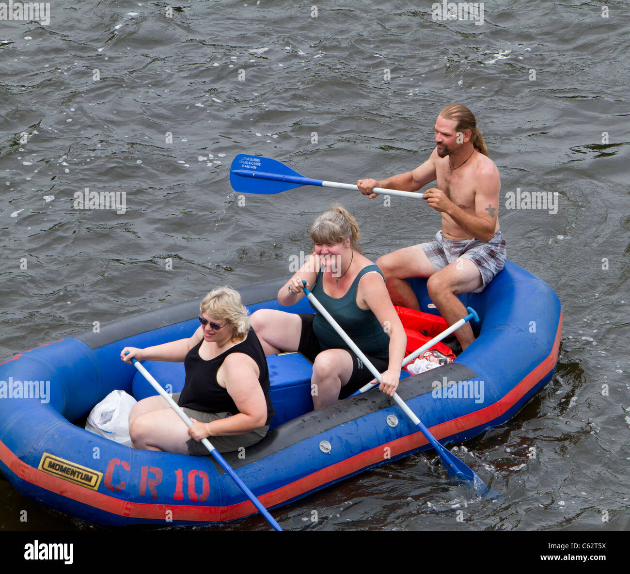 River Rafting deux grosses femmes obèses et un homme mince en radeau de caoutchouc. Banque D'Images