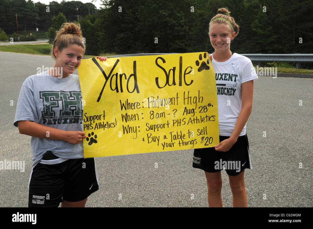 Deux adolescentes holding sign annonçant leur cour de l'école vente à Lusby, Maryland Banque D'Images