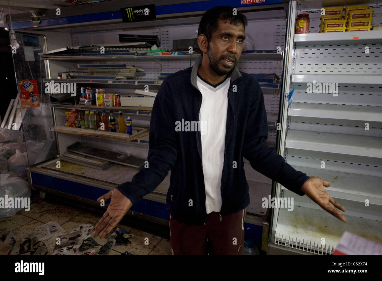 Après les émeutes de Londres et d'autres villes du Royaume-Uni, né au Sri Lanka en Sivaharan (Siva) Kandiah exprime dans son magasin pillé choc Banque D'Images