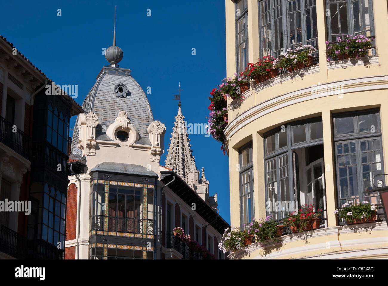 La "Calle Ancha' (grande rue) dans la ville de Leon, dans le nord de l'Espagne Banque D'Images