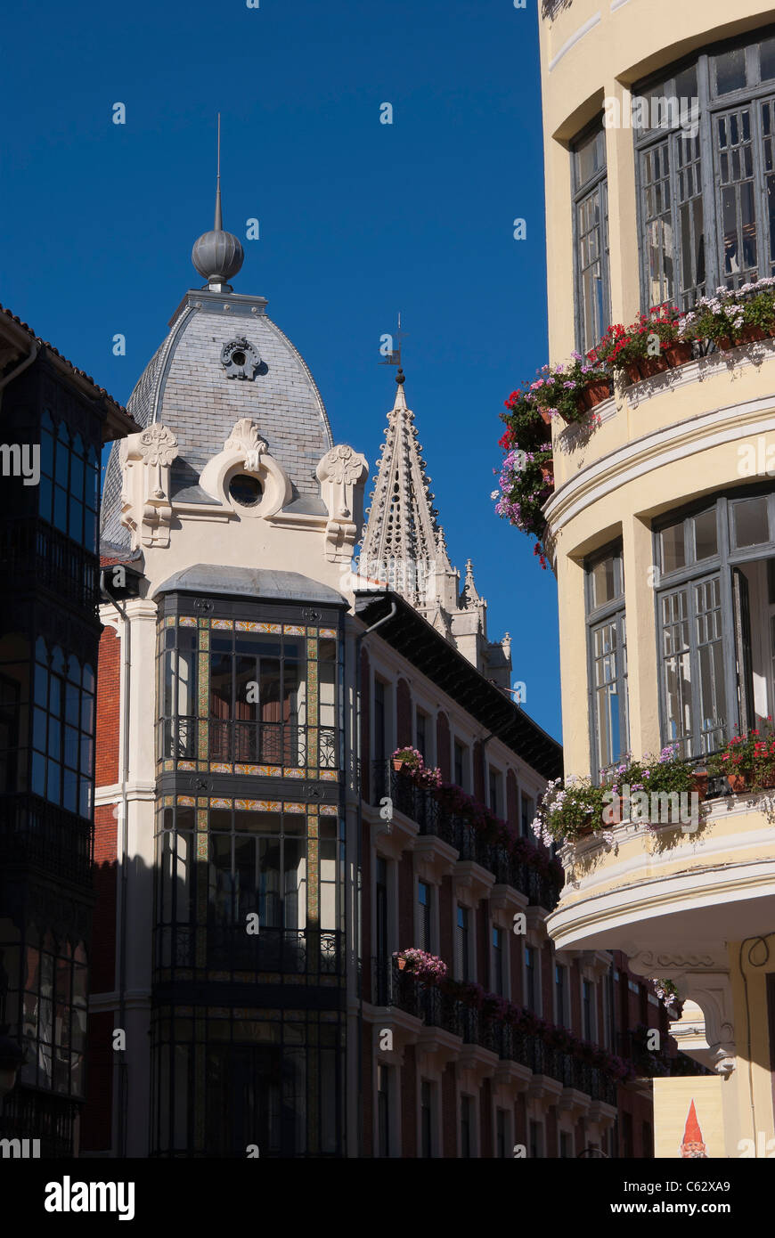 La "Calle Ancha' (grande rue) dans la ville de Leon, dans le nord de l'Espagne Banque D'Images