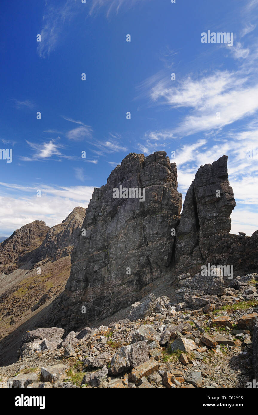 Am Basteir et la dent Basteir sur un ciel bleu ensoleillé jour sur l'île de Skye, Hébrides écossaises Banque D'Images