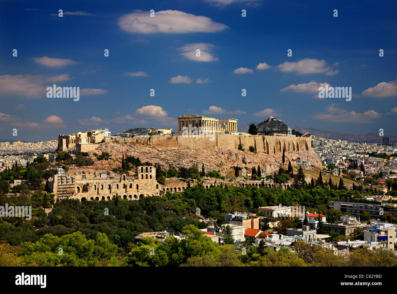 L'acropole d'Athènes sous un ciel nuageux. Banque D'Images