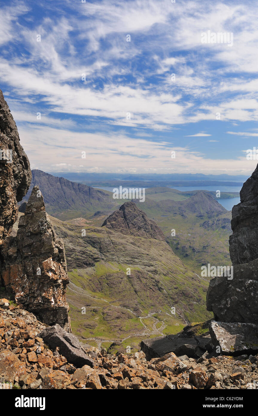 Vue depuis le Sgurr nan Bealach vers poux na h-Uamha et Sgurr na ires, Isle of Skye Banque D'Images