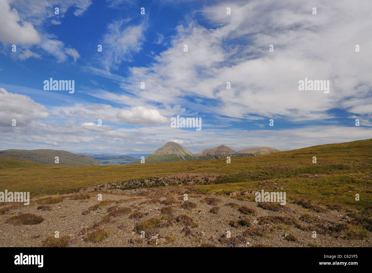 Vue vers Glamaig lointain et Beinn Dearg Mhor en été, à l'île de Skye Banque D'Images