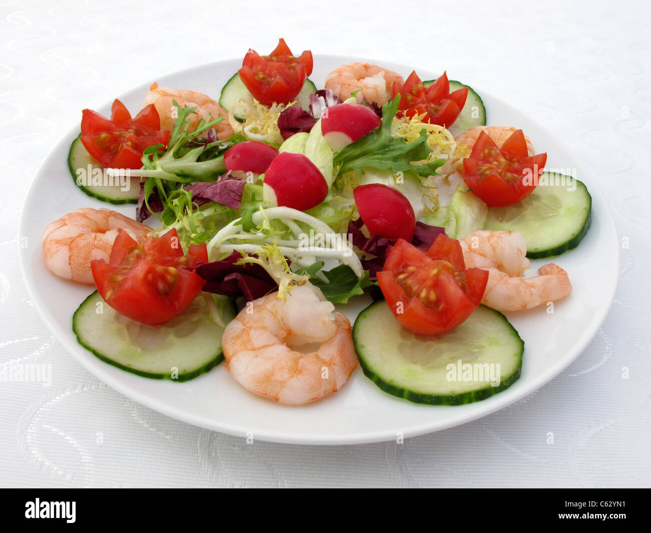 Salade de langoustines sur une plaque blanche Banque D'Images