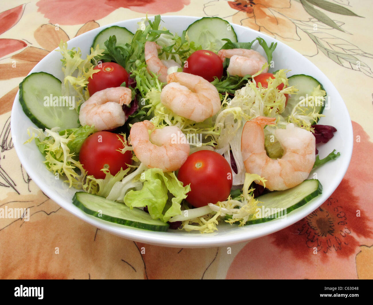 Salade de langoustines dans un plat blanc Banque D'Images
