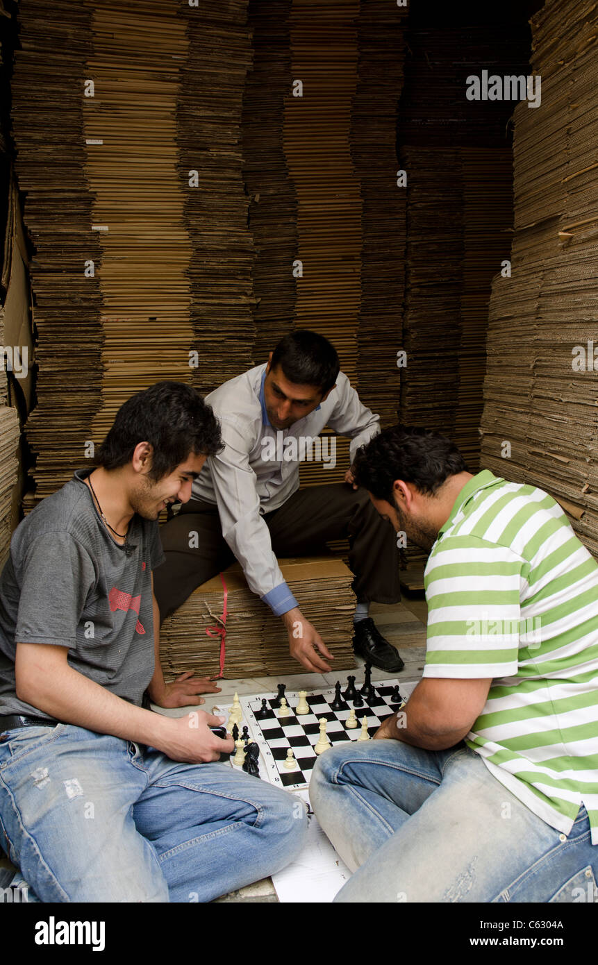 Des hommes jouant aux échecs pendant leur temps de freinage dans le centre-ville de Téhéran. Banque D'Images