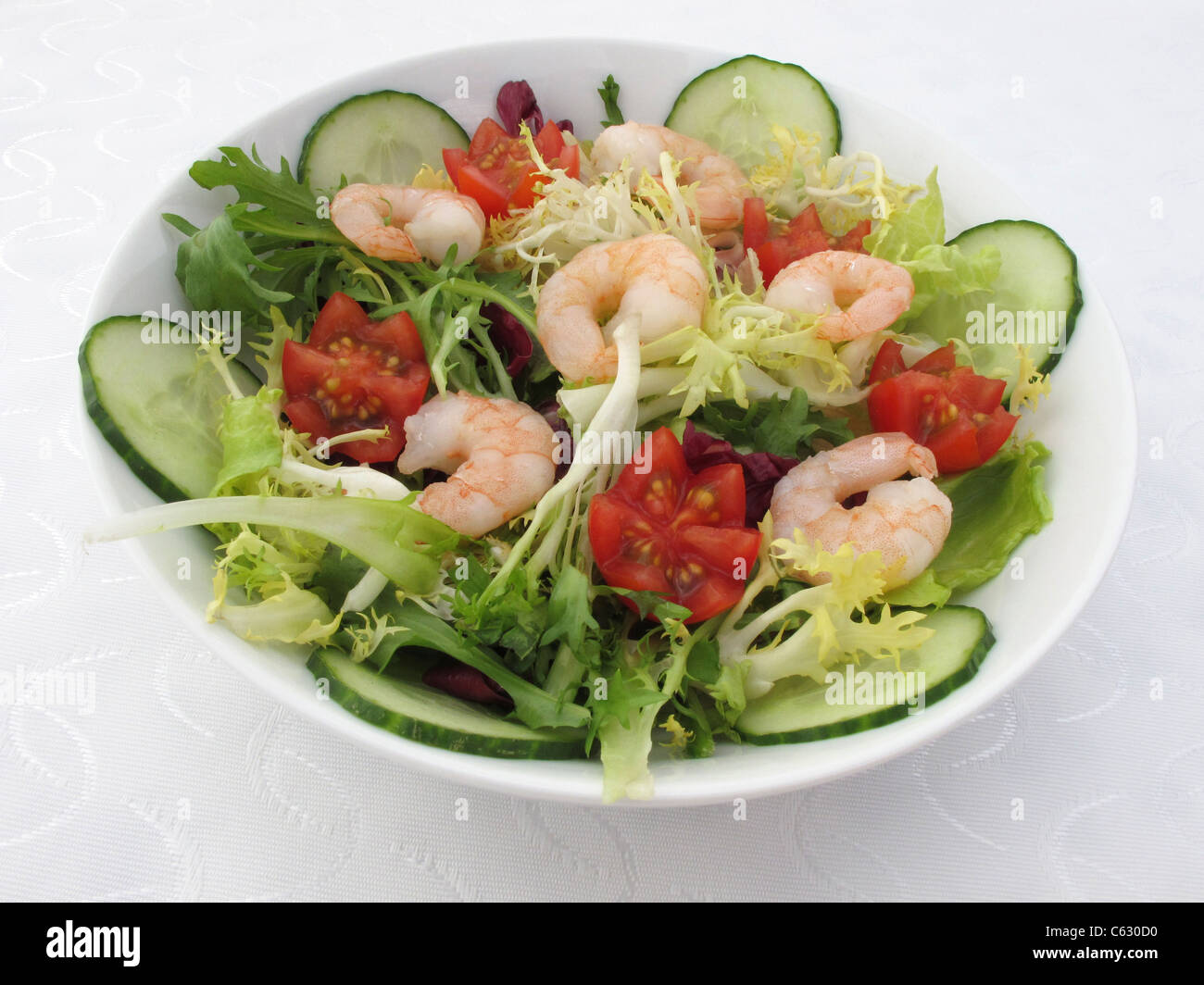 Salade de langoustines dans un plat blanc Banque D'Images