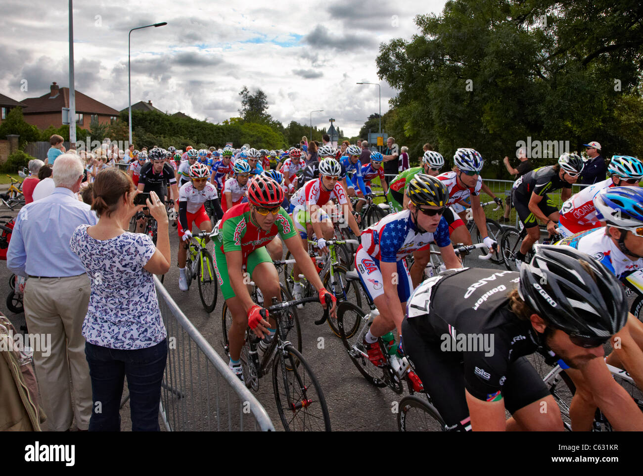 London cycle Surrey Classic, août 2011. Le peloton de négocier un rond-point à West Molesey. Banque D'Images