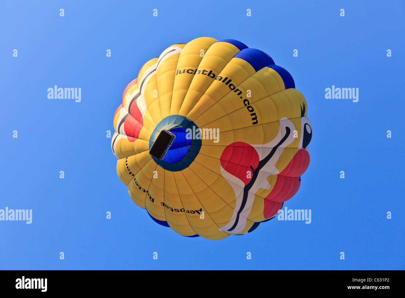 Ballon à air chaud sur un fond de ciel bleu pendant le festival de Ballons Ferrara, Italie Banque D'Images
