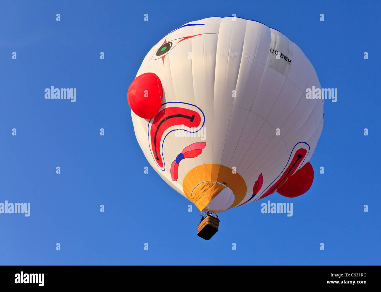 Ballon à air chaud sur un fond de ciel bleu pendant le festival de Ballons Ferrara, Italie Banque D'Images