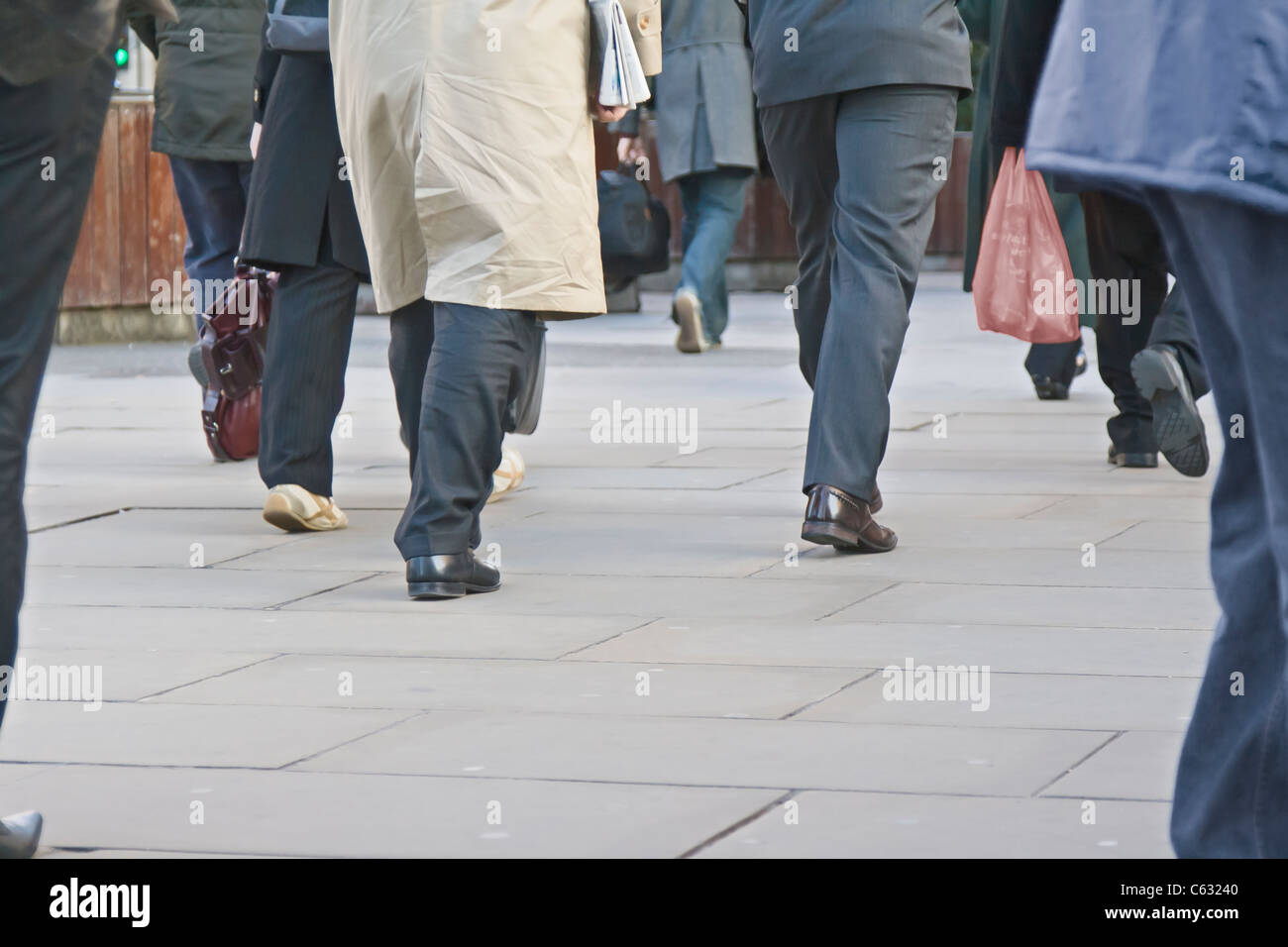 Les navetteurs sur London Bridge, London, UK Banque D'Images