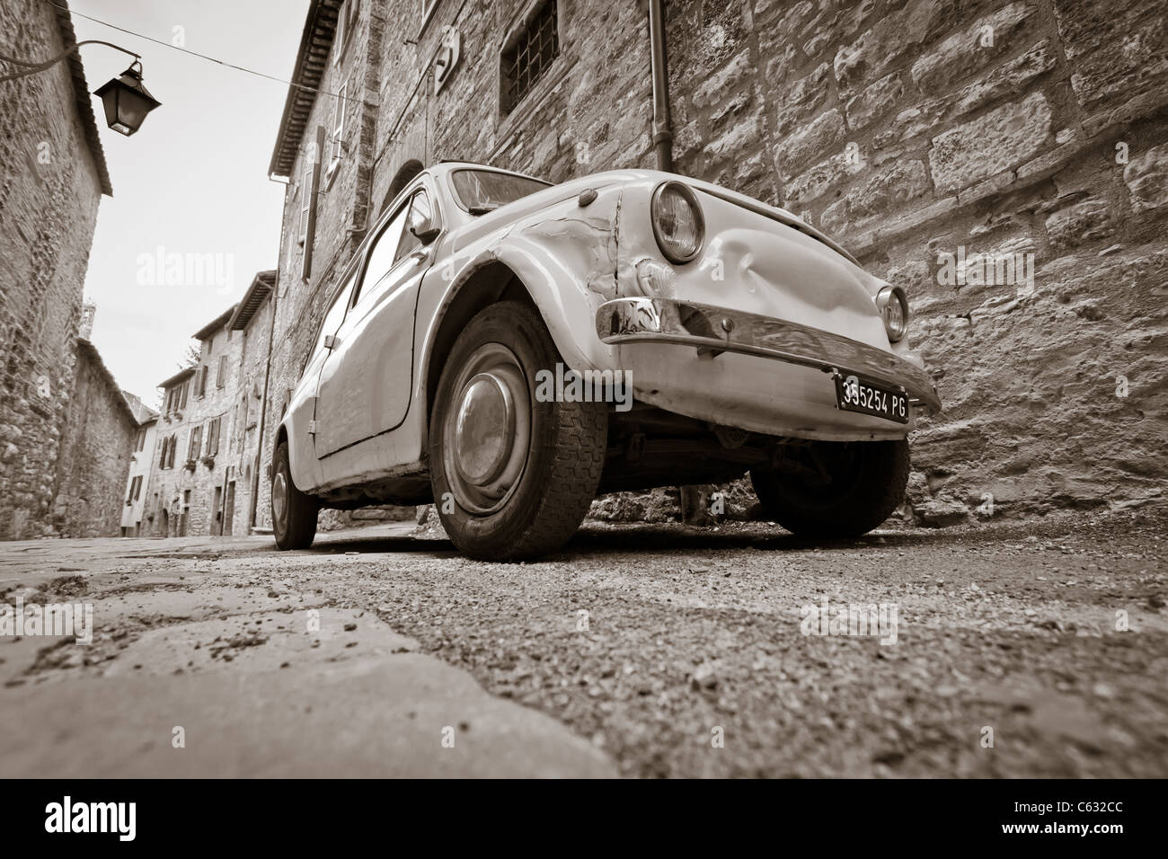 Close up noir et blanc classique de Fiat 500 dans une rue d'Italie Banque D'Images