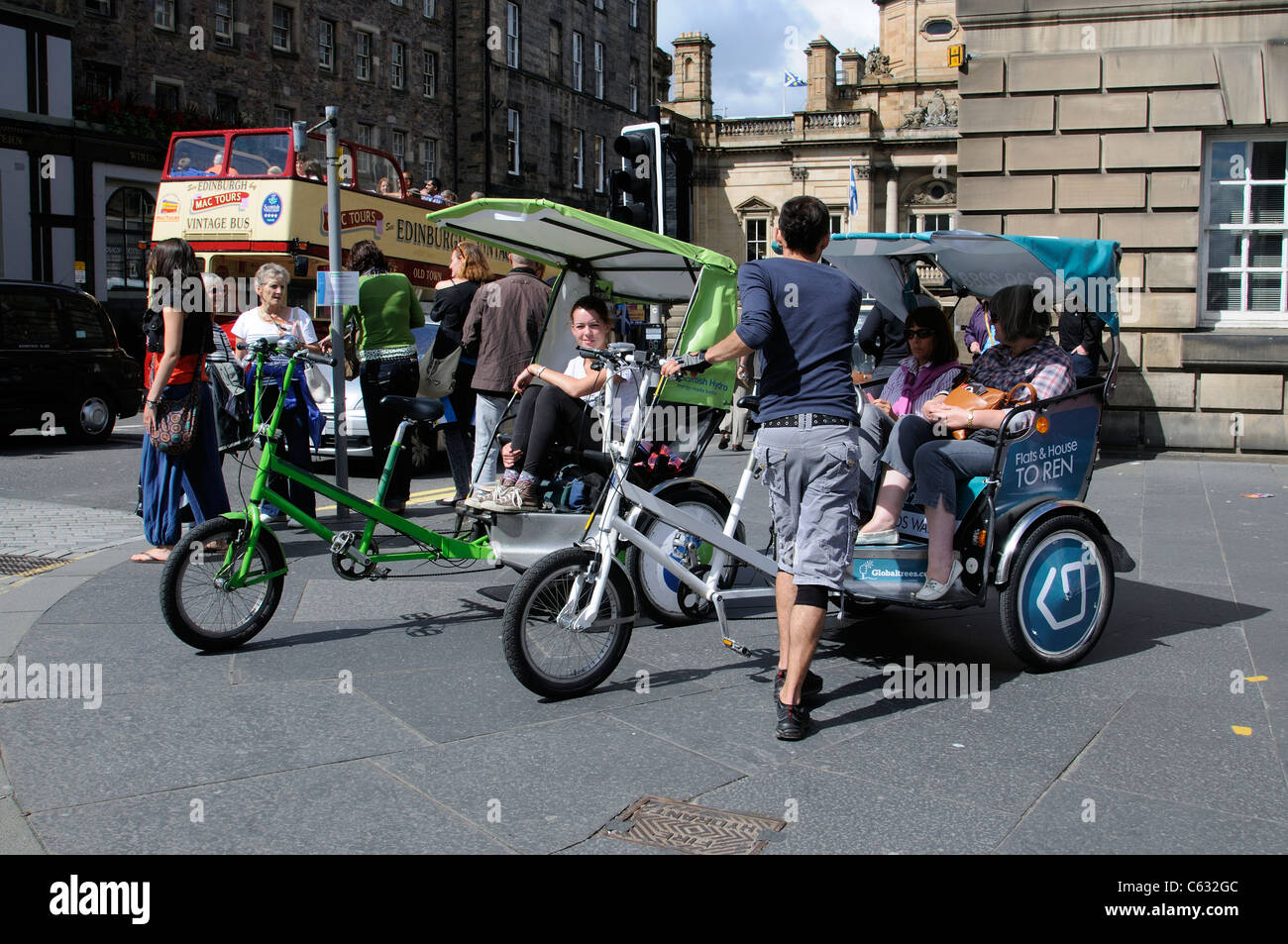 Location de taxis de cycle sur un coin de rue à Edimbourg Ecosse UK Banque D'Images