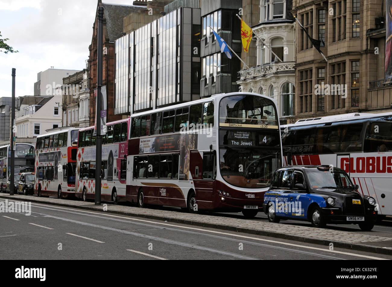 Les bus Lothian queue sur Princes Street Edinburgh Scotland UK Banque D'Images