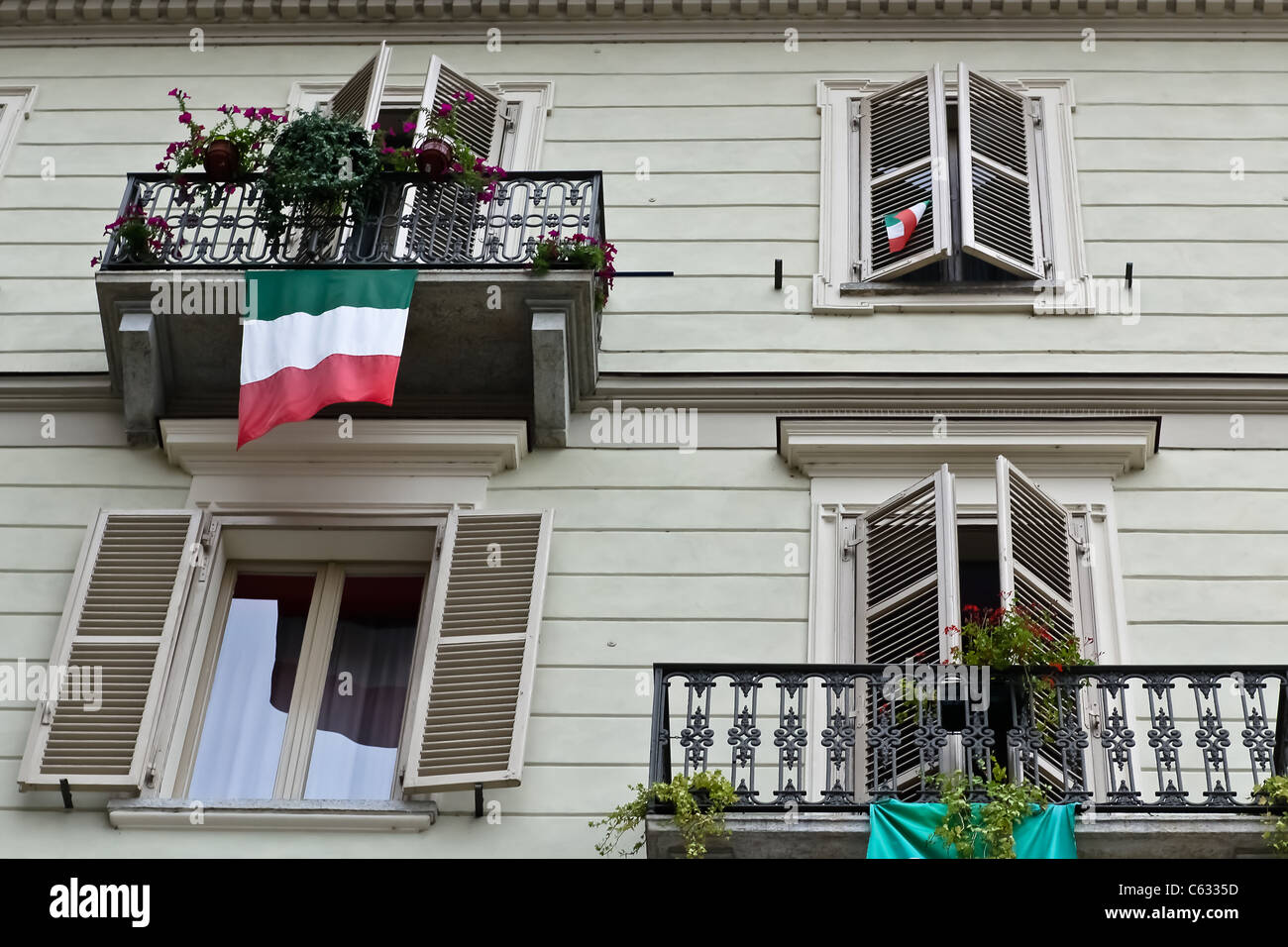 Une façade de maison décorée de drapeaux après avoir célébré une fête nationale Banque D'Images