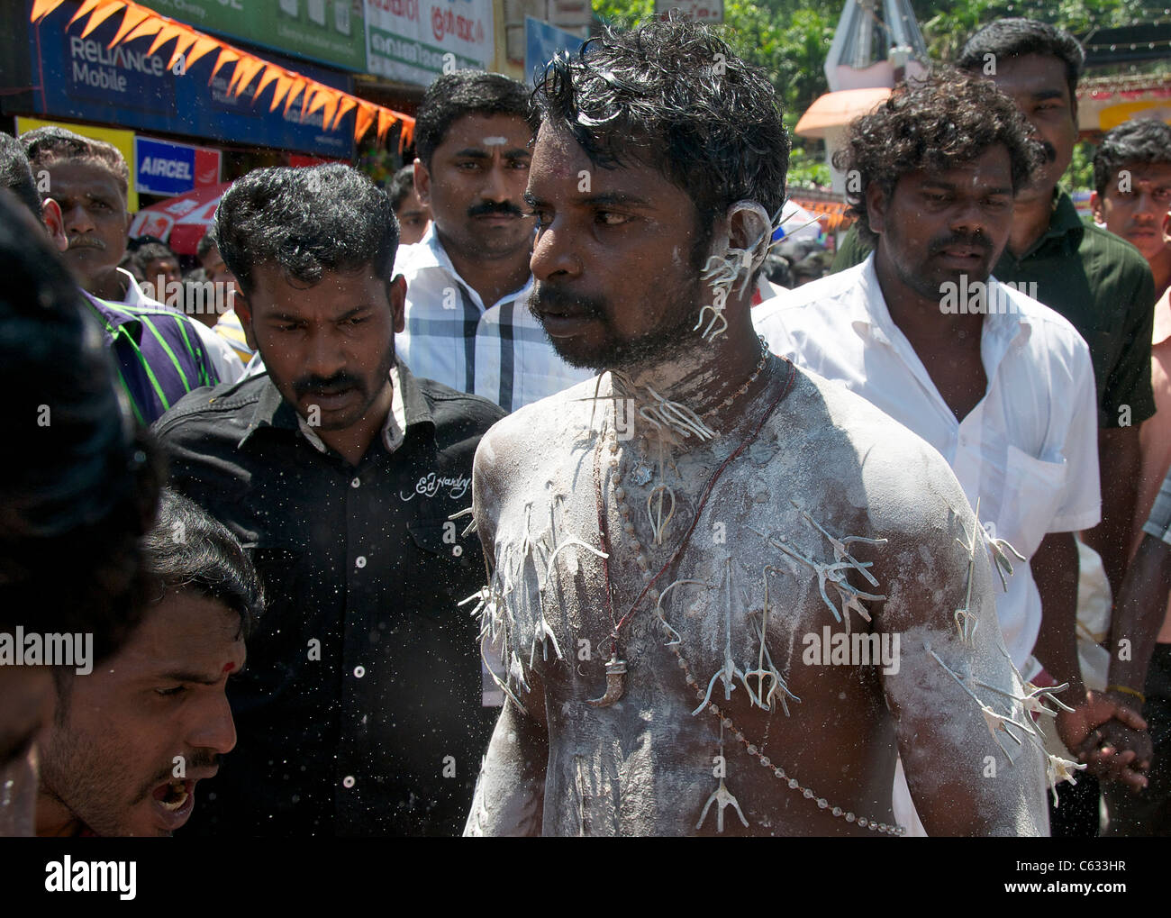 Kavadi dancer avec plusieurs aiguilles percé fête hindoue Kanjirapally Kerala Inde du Sud Banque D'Images