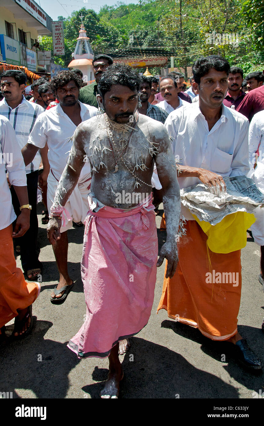 Kavadi dancer avec plusieurs aiguilles percé fête hindoue Kanjirapally Kerala Inde du Sud Banque D'Images