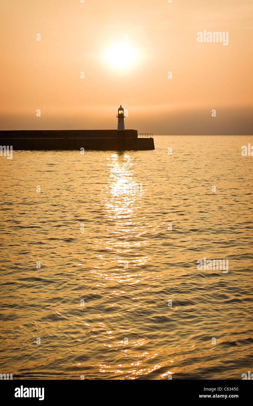 Le phare dans le port au lever du soleil à St Ives Cornwall Banque D'Images