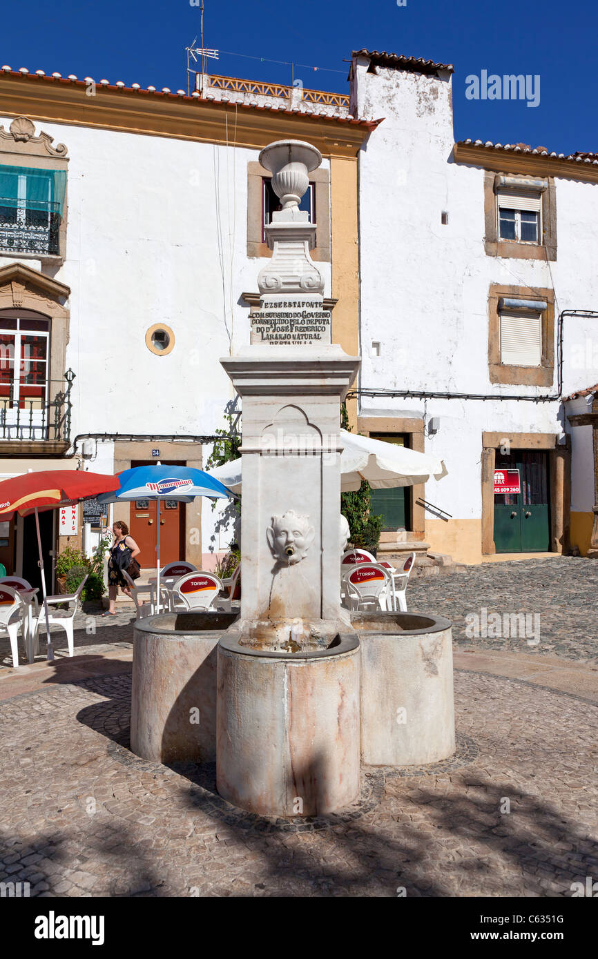 Fontaine Ourives à Capitao Salgueiro Maia Square, Castelo de Vide, Portugal. Fontaine du 19e siècle. Banque D'Images