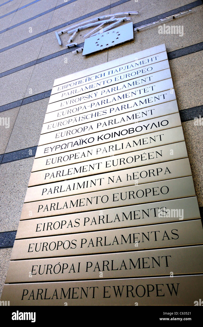 Bruxelles / Bruxelles, Belgique. Bâtiment du Parlement européen (1993) signe Multilingue - "Parlement européen" dans toutes les langues Banque D'Images