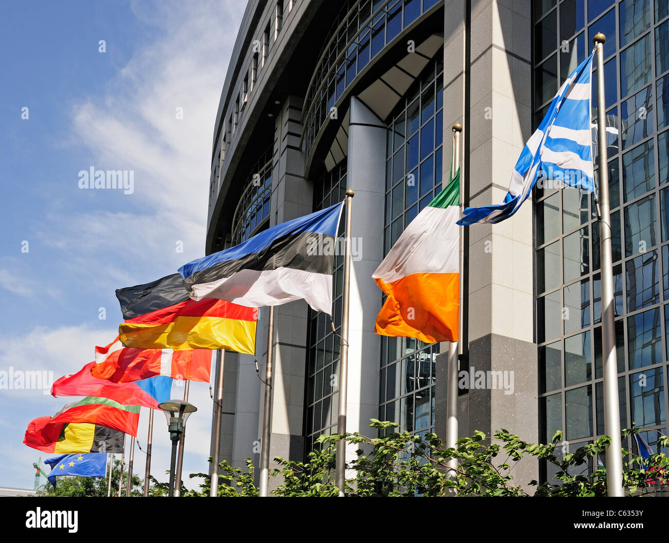 Bruxelles / Bruxelles, Belgique. Bâtiment du Parlement européen (1993) Drapeaux Européens Banque D'Images
