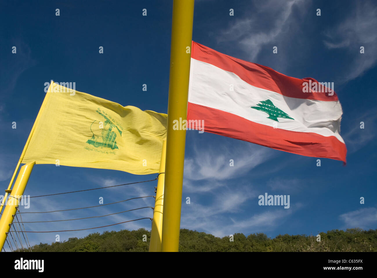 Le Hezbollah libanais et le drapeau national (droite) survolant Mleeta, le sud du Liban. Banque D'Images