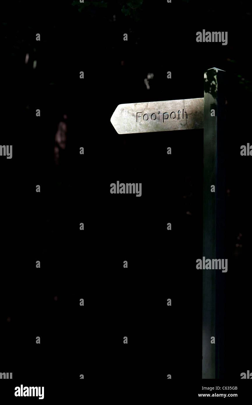 Les signes sentier sur place dans la campagne anglaise Banque D'Images